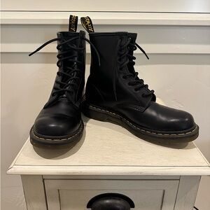 Dr. Marten 1460 Smooth Leather lace up boot. Size 9 Ladies